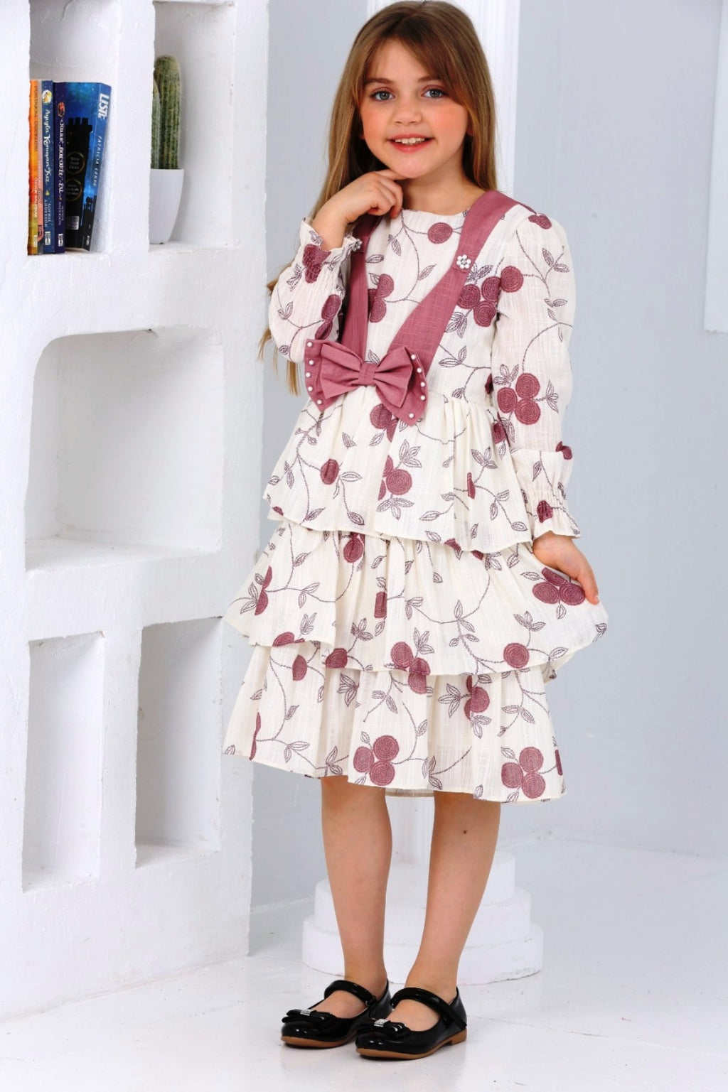 TRENDT MODA ÖNÜ FİYONKLU İNCİLİ ASTARLI KREM ÜZERİNE PEMBE ÇİÇEKLİ ELBİSE