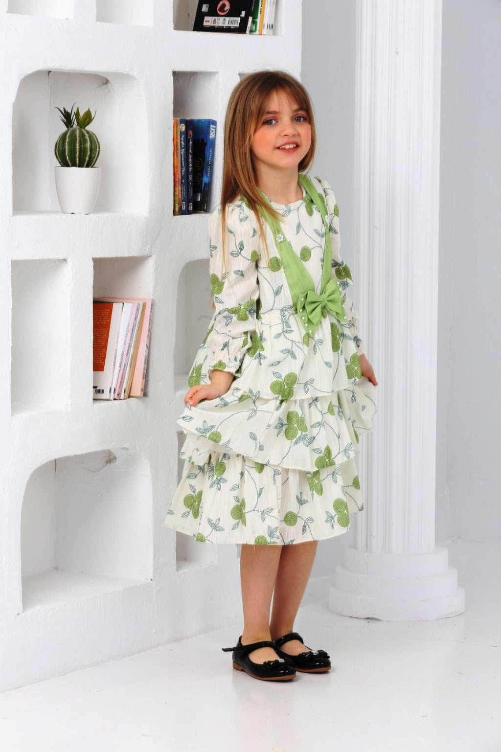 TRENDT MODA ÖNÜ FİYONKLU İNCİLİ ASTARLI KREM ÜZERİNE YEŞİL ÇİÇEKLİ ELBİSE