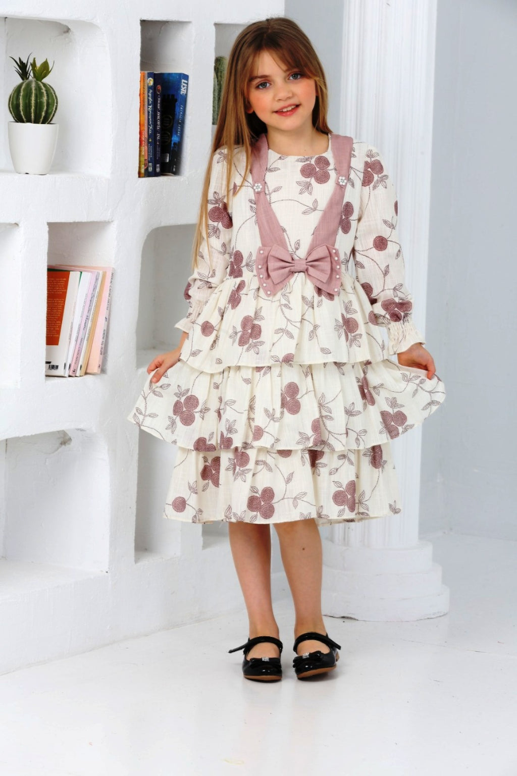 TRENDT MODA ÖNÜ FİYONKLU İNCİLİ ASTARLI KREM ÜZERİNE KAHVE ÇİÇEKLİ ELBİSE