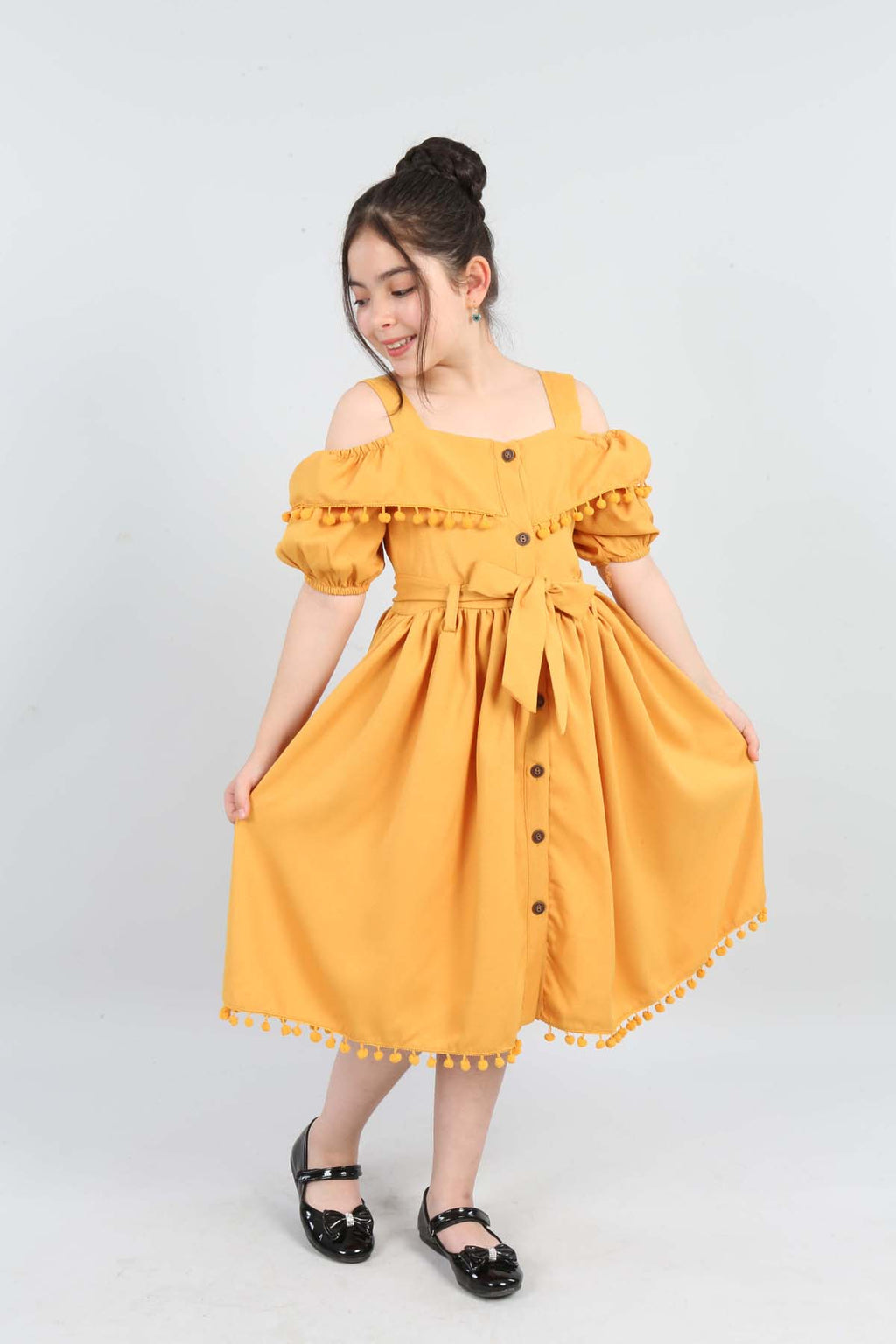 TRENDT MODA PONPONLU KUŞAKLI SARI RENK KUM KREP ELBİSE