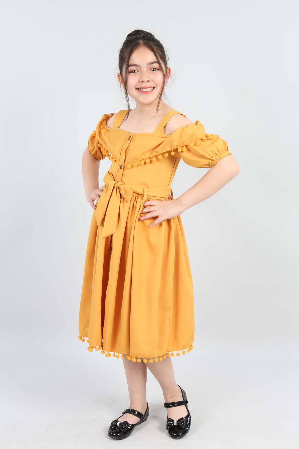 TRENDT MODA PONPONLU KUŞAKLI SARI RENK KUM KREP ELBİSE