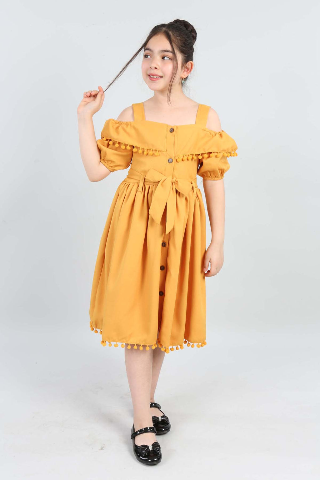 TRENDT MODA PONPONLU KUŞAKLI SARI RENK KUM KREP ELBİSE