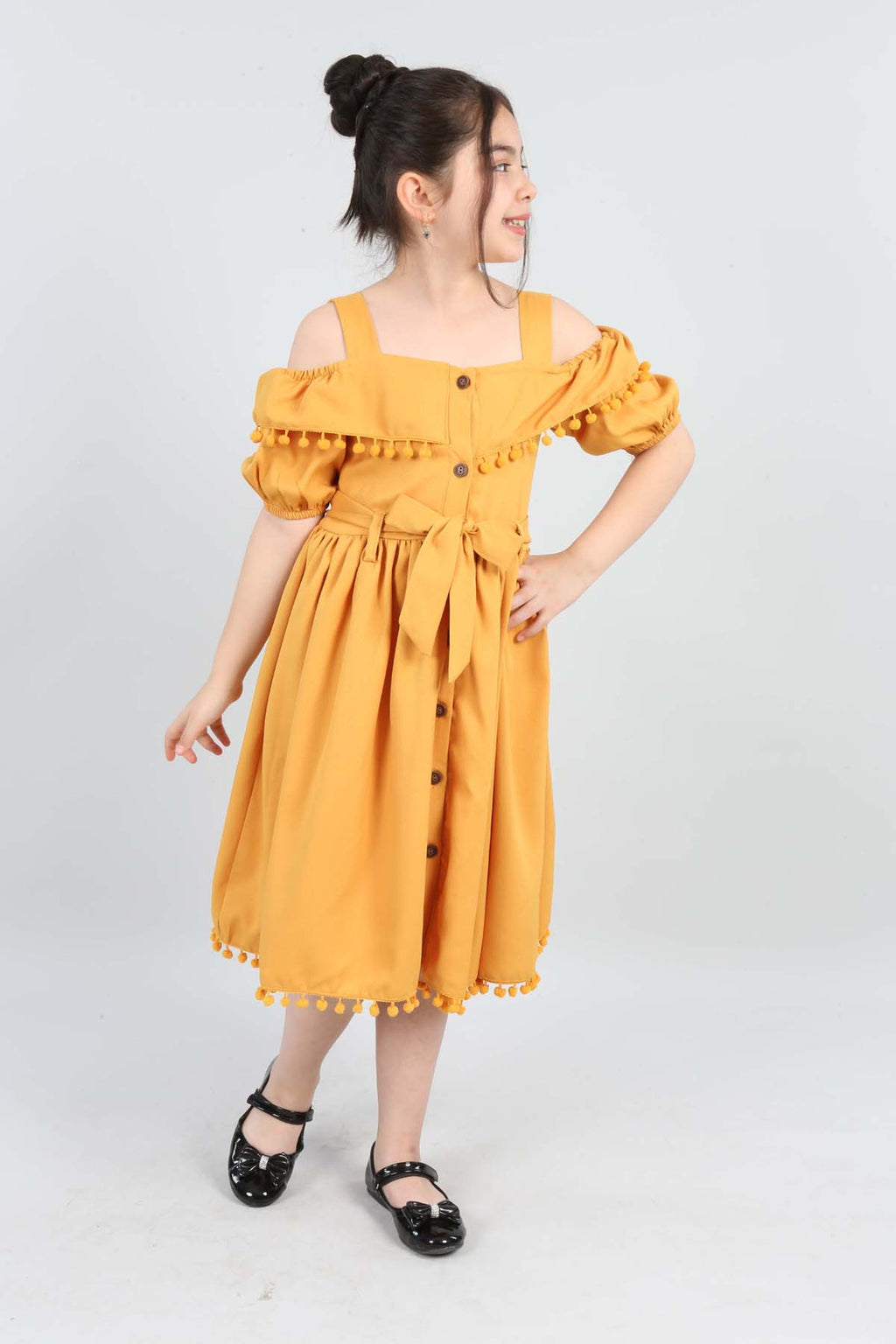 TRENDT MODA PONPONLU KUŞAKLI SARI RENK KUM KREP ELBİSE