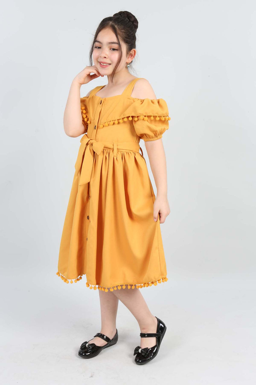 TRENDT MODA PONPONLU KUŞAKLI SARI RENK KUM KREP ELBİSE