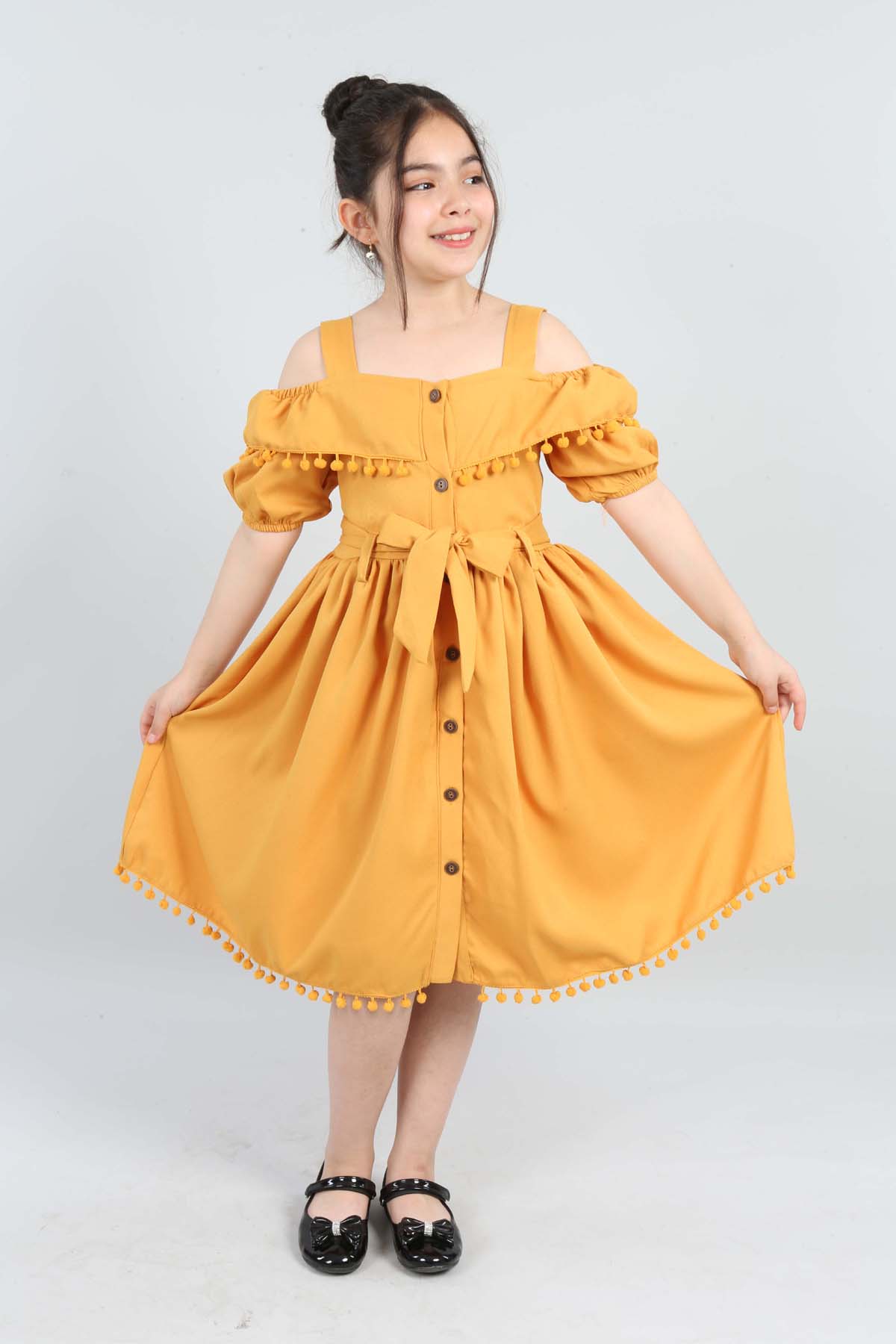 TRENDT MODA PONPONLU KUŞAKLI SARI RENK KUM KREP ELBİSE