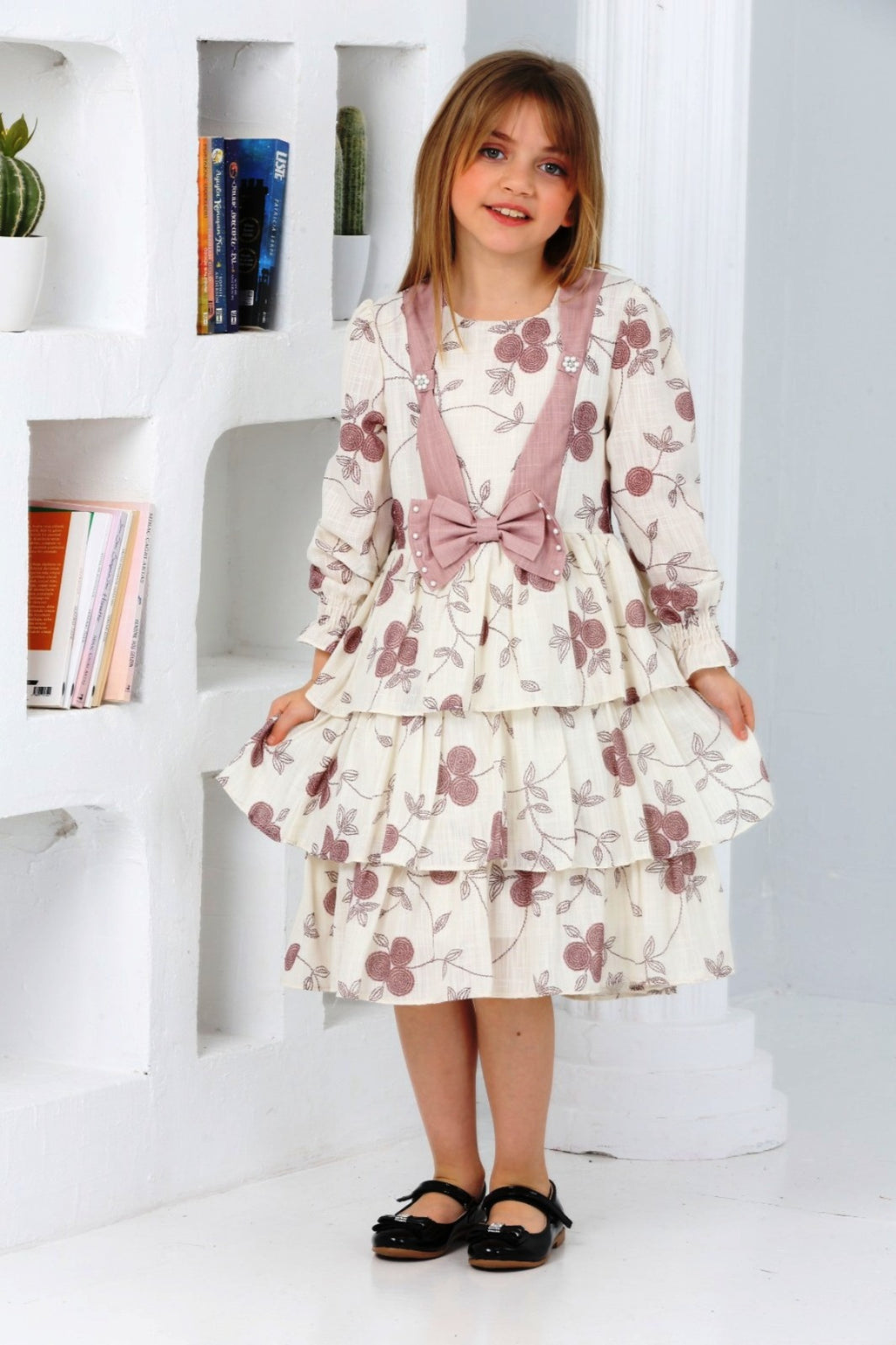 TRENDT MODA ÖNÜ FİYONKLU İNCİLİ ASTARLI KREM ÜZERİNE KAHVE ÇİÇEKLİ ELBİSE