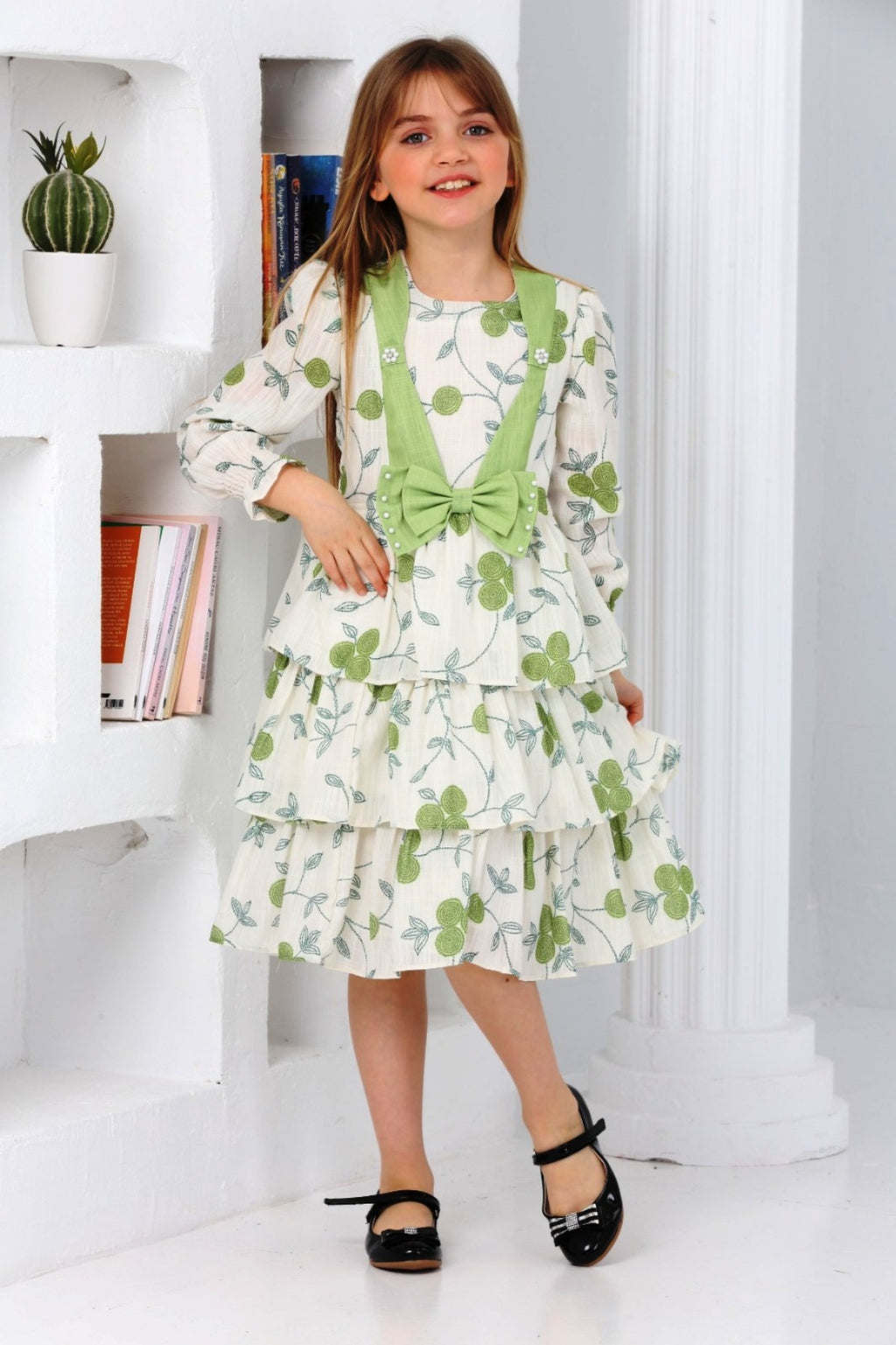 TRENDT MODA ÖNÜ FİYONKLU İNCİLİ ASTARLI KREM ÜZERİNE YEŞİL ÇİÇEKLİ ELBİSE