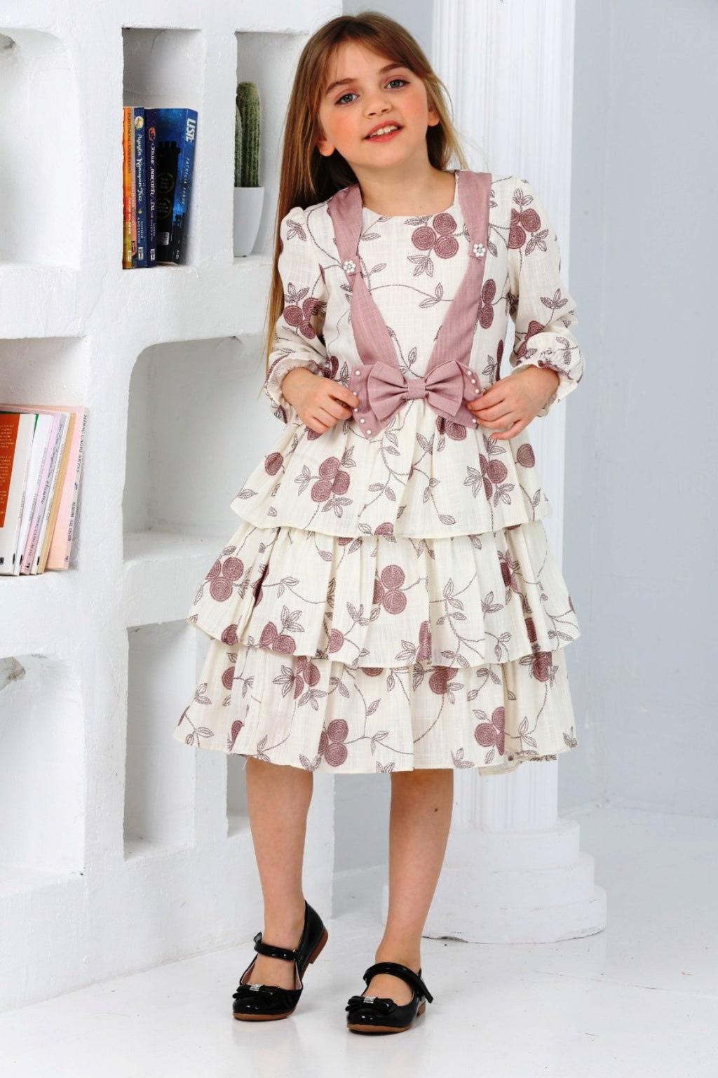 TRENDT MODA ÖNÜ FİYONKLU İNCİLİ ASTARLI KREM ÜZERİNE KAHVE ÇİÇEKLİ ELBİSE