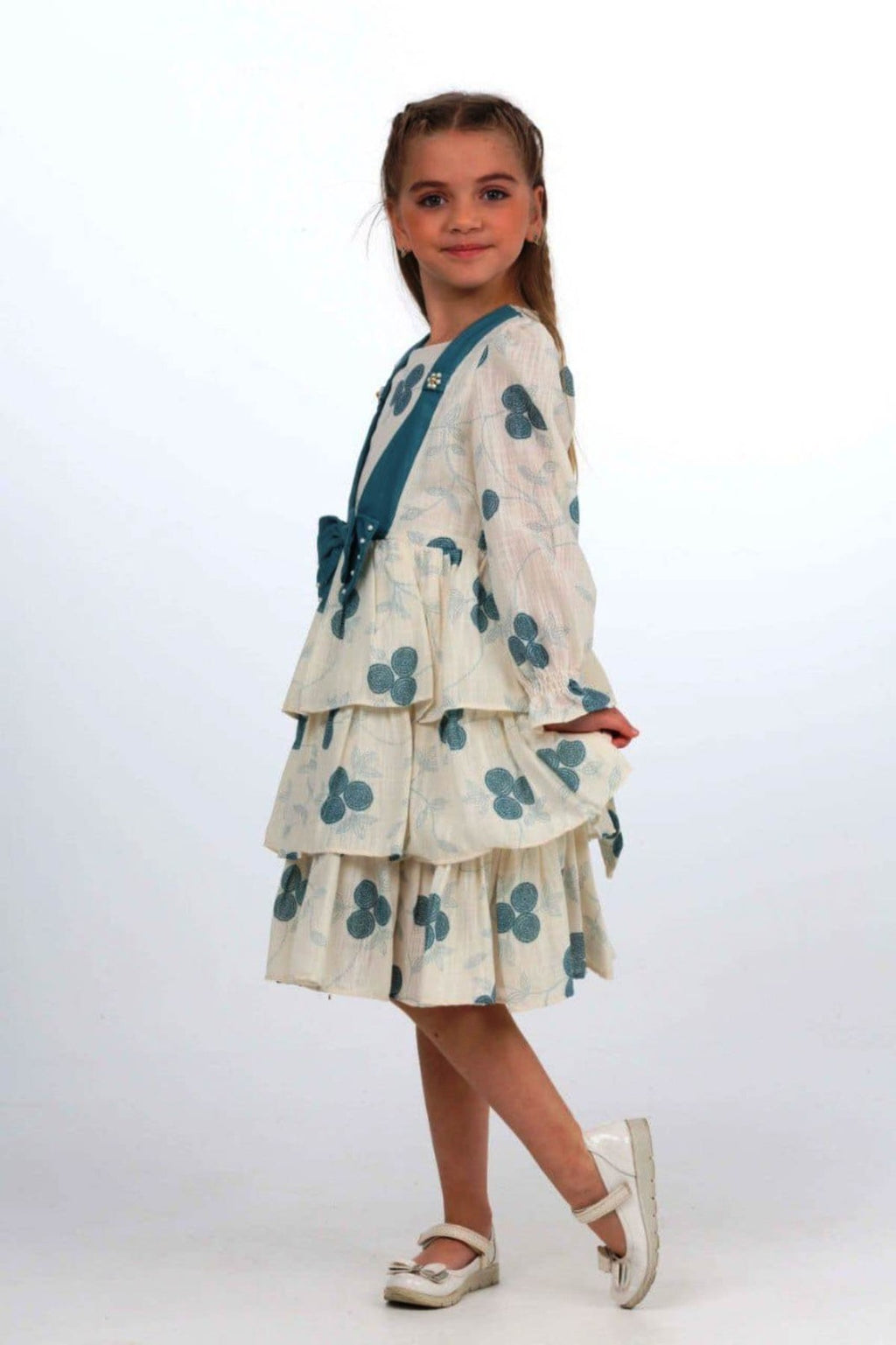 TRENDT MODA ÖNÜ FİYONKLU İNCİLİ ASTARLI KREM ÜZERİNE MAVİ ÇİÇEKLİ ELBİSE