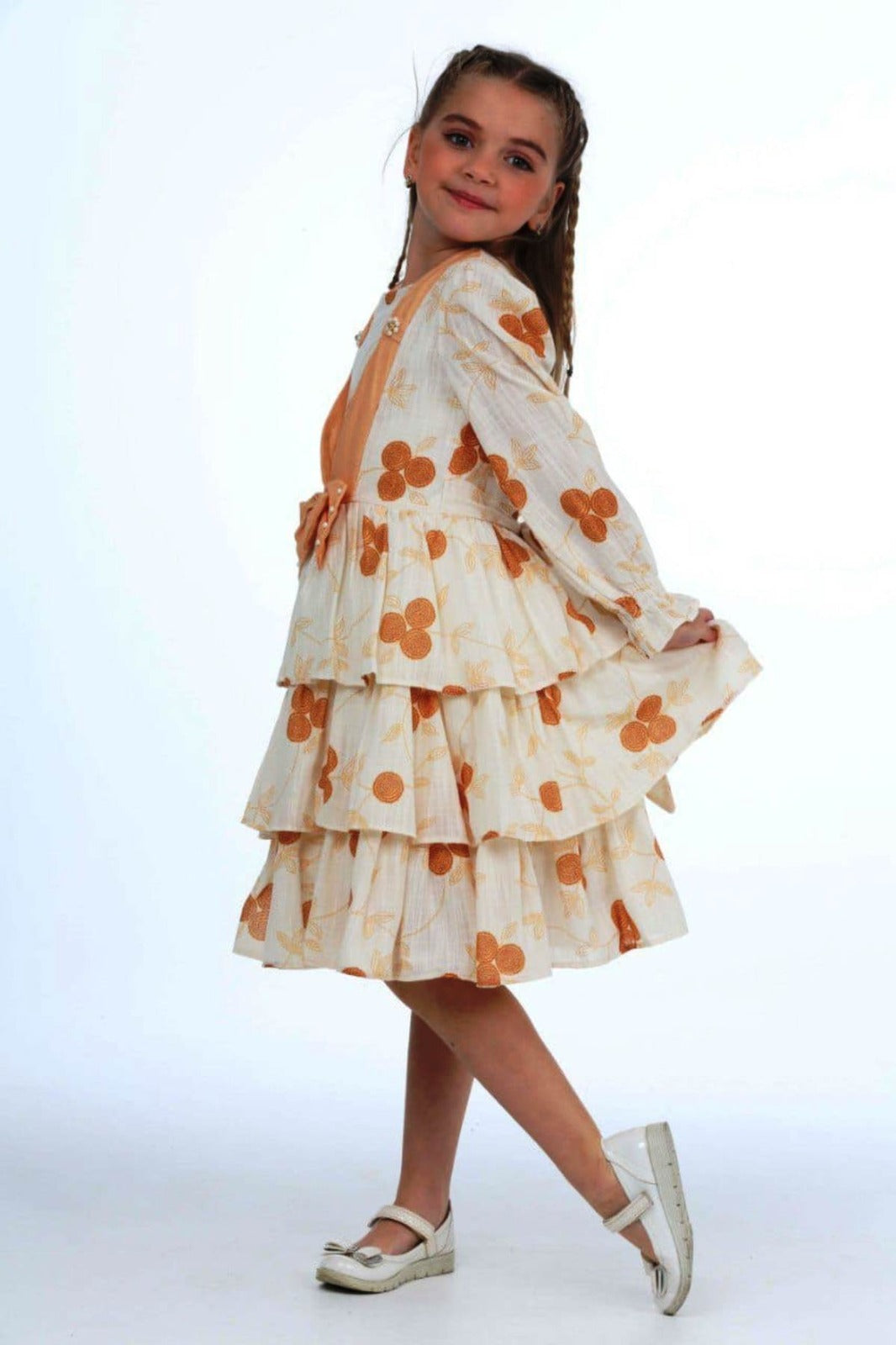 TRENDT MODA ÖNÜ FİYONKLU İNCİLİ ASTARLI KREM ÜZERİNE SARI ÇİÇEKLİ ELBİSE