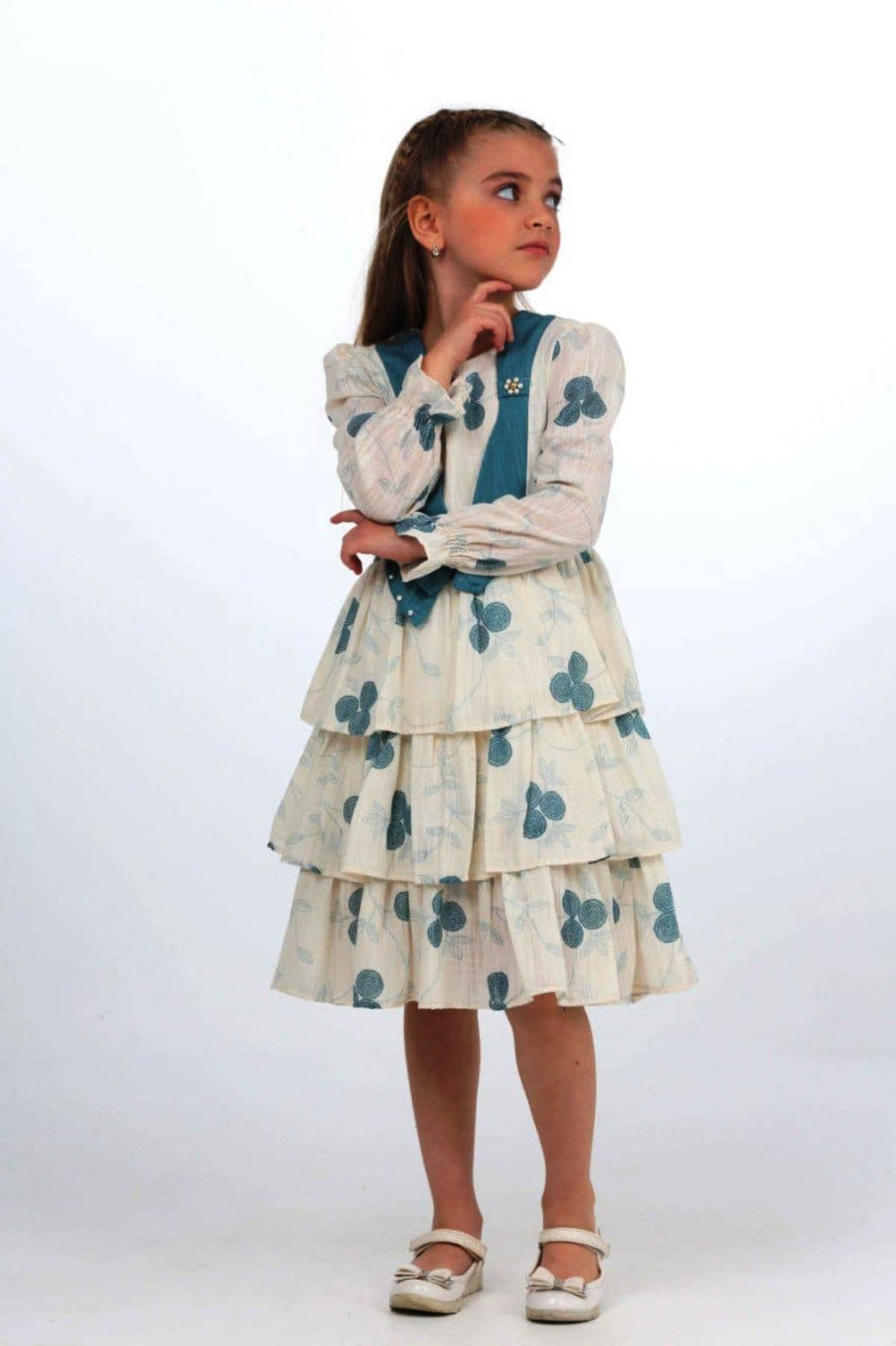 TRENDT MODA ÖNÜ FİYONKLU İNCİLİ ASTARLI KREM ÜZERİNE MAVİ ÇİÇEKLİ ELBİSE