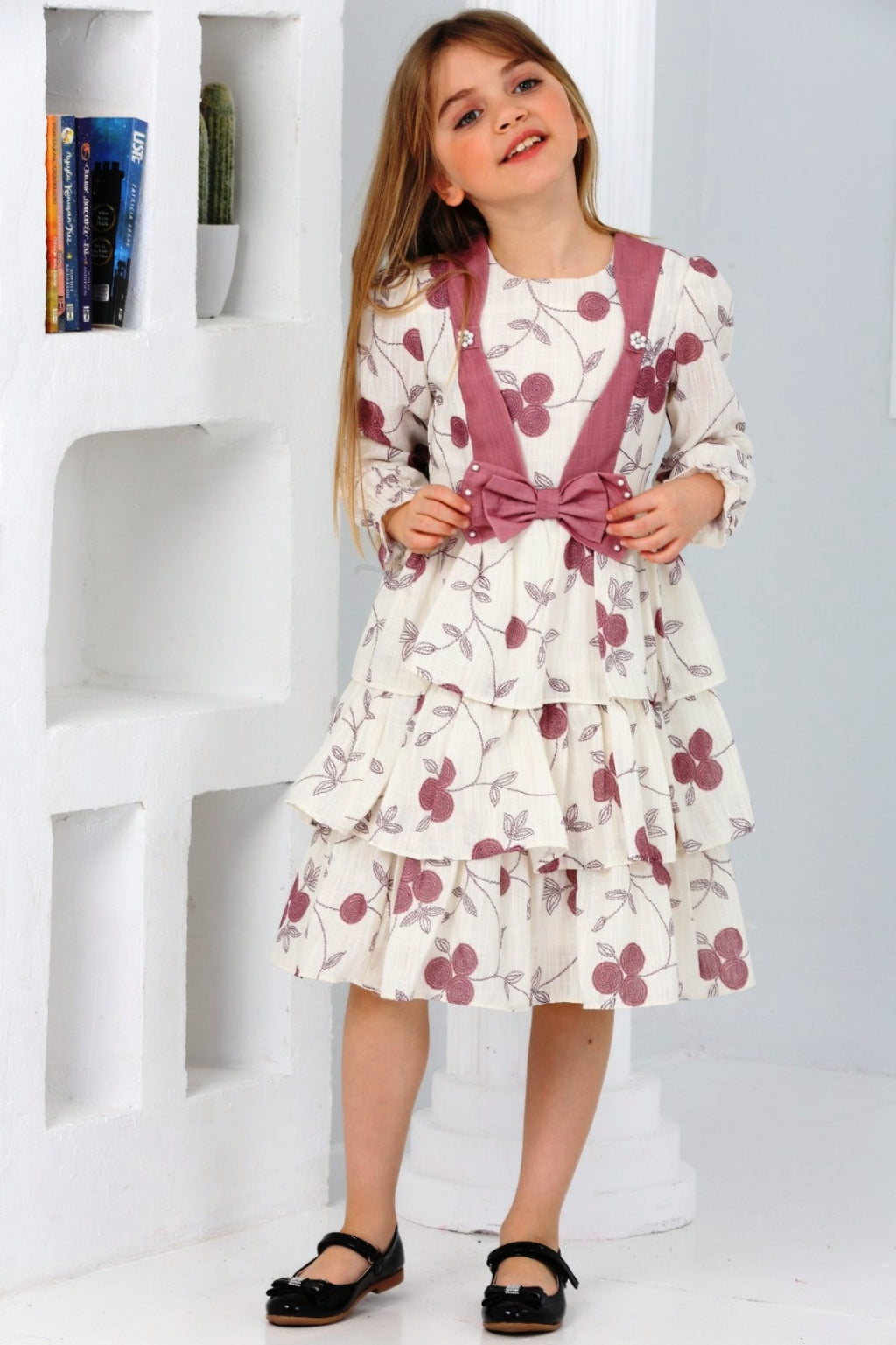TRENDT MODA ÖNÜ FİYONKLU İNCİLİ ASTARLI KREM ÜZERİNE PEMBE ÇİÇEKLİ ELBİSE