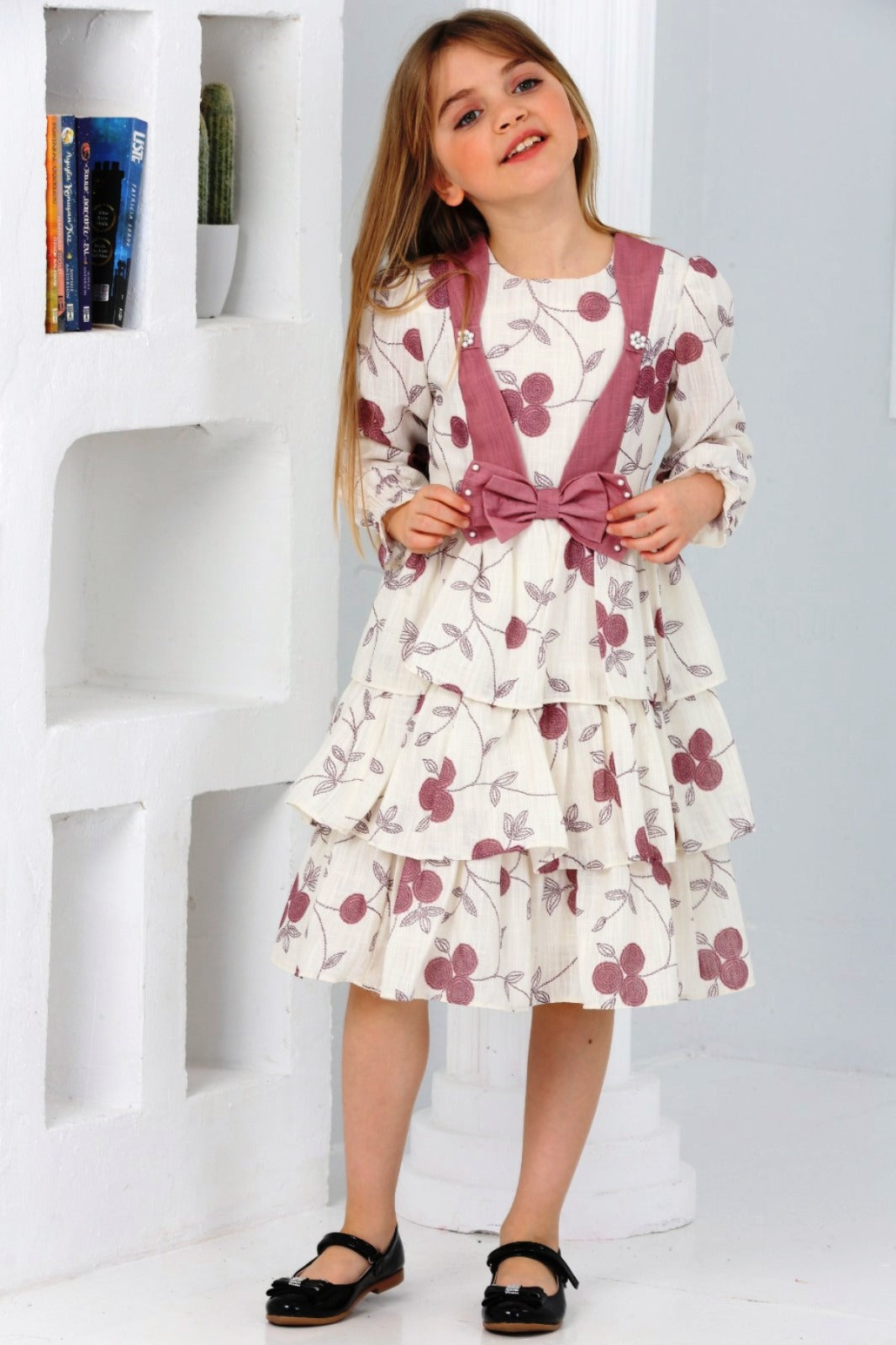 TRENDT MODA ÖNÜ FİYONKLU İNCİLİ ASTARLI KREM ÜZERİNE PEMBE ÇİÇEKLİ ELBİSE