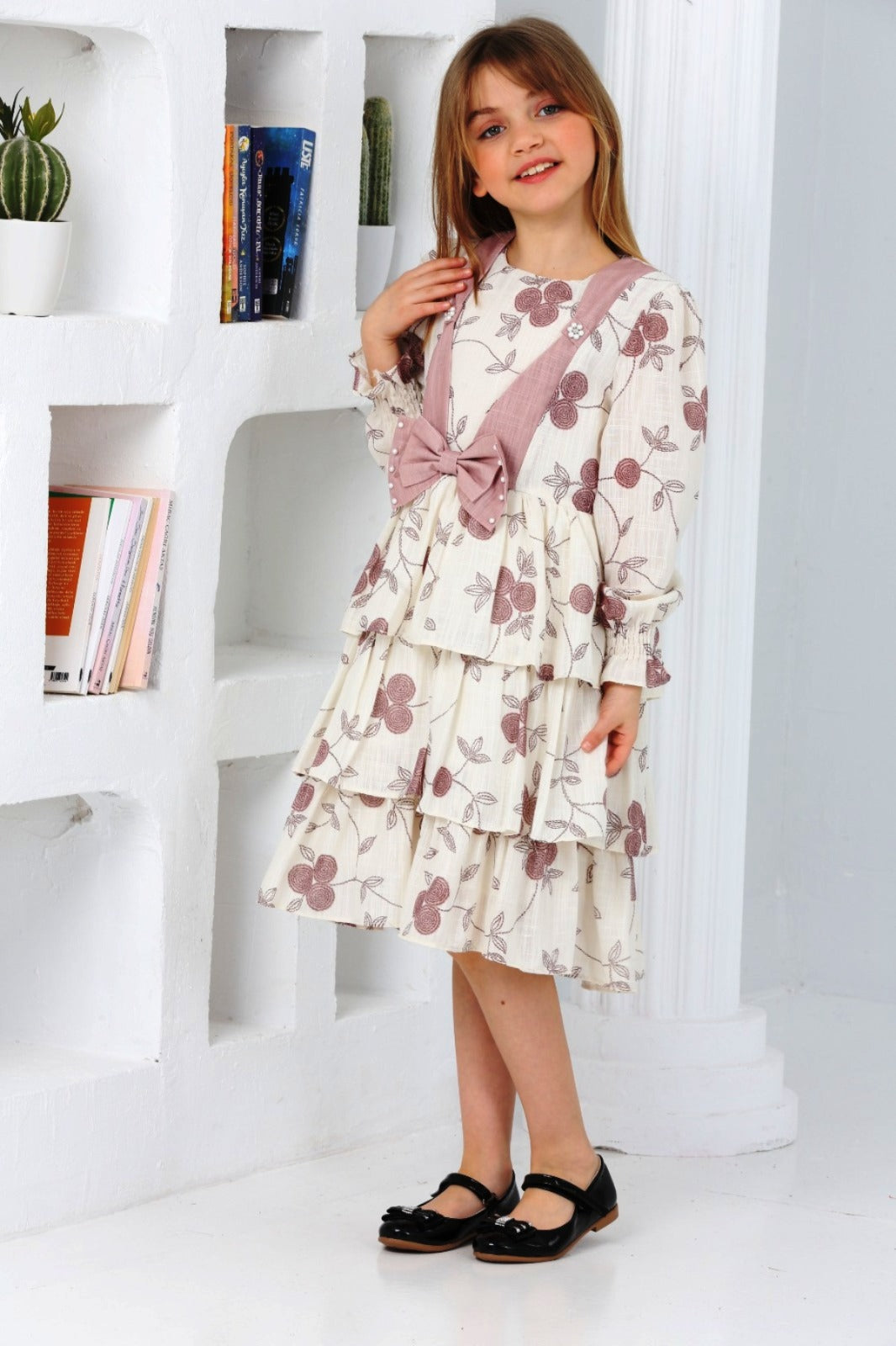 TRENDT MODA ÖNÜ FİYONKLU İNCİLİ ASTARLI KREM ÜZERİNE KAHVE ÇİÇEKLİ ELBİSE