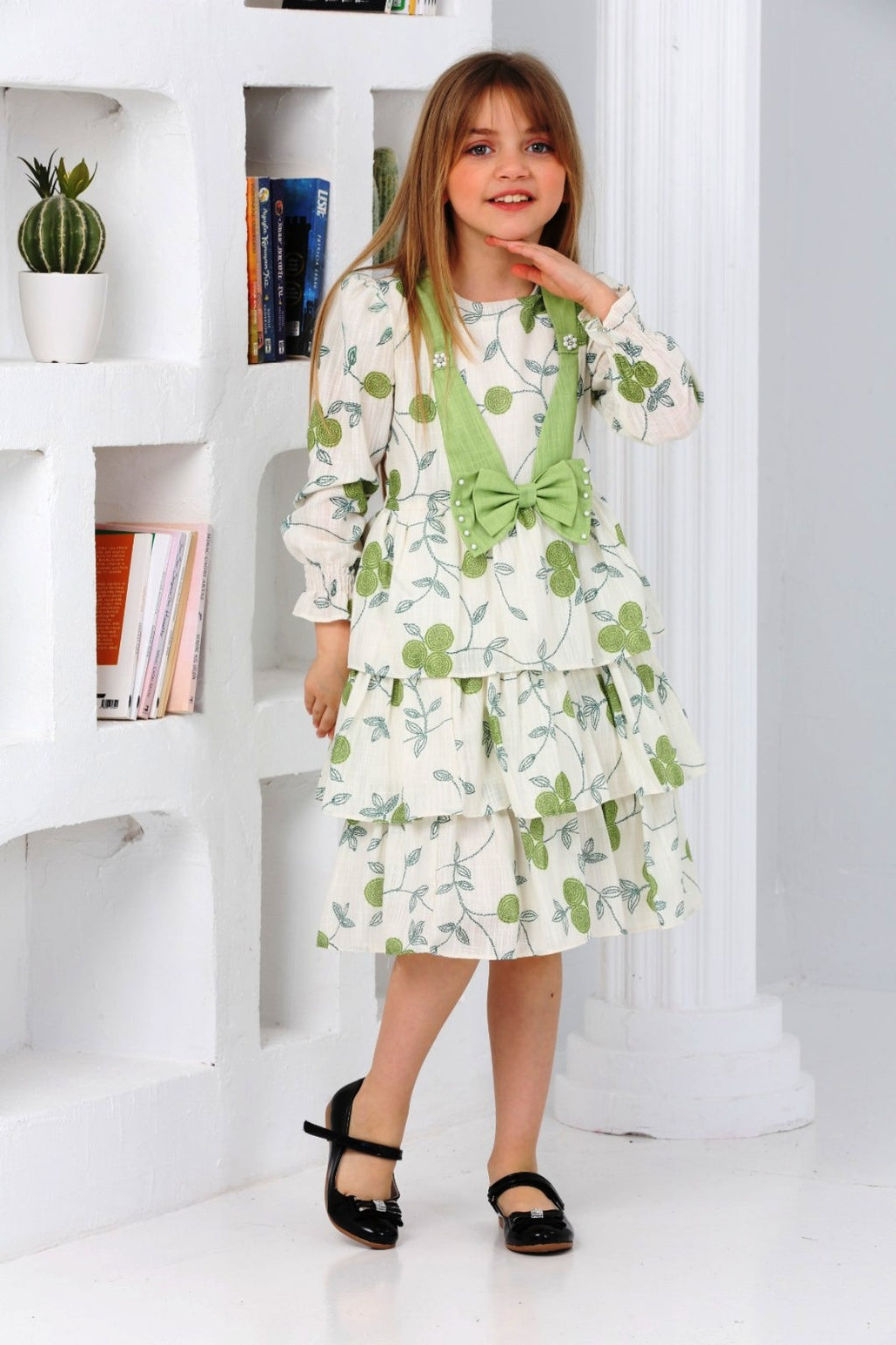 TRENDT MODA ÖNÜ FİYONKLU İNCİLİ ASTARLI KREM ÜZERİNE YEŞİL ÇİÇEKLİ ELBİSE