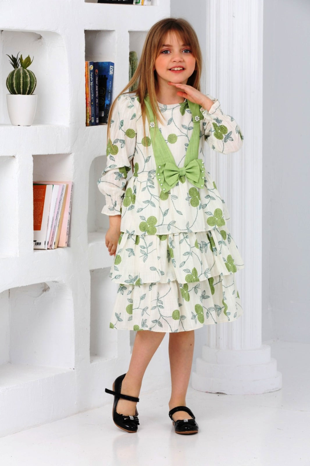 TRENDT MODA ÖNÜ FİYONKLU İNCİLİ ASTARLI KREM ÜZERİNE YEŞİL ÇİÇEKLİ ELBİSE