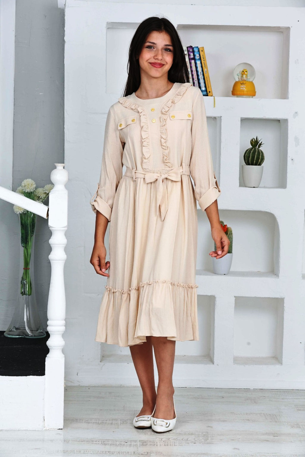 Robe beige TRENDT MODA à manches longues avec volants sur le devant, boutons, fermeture éclair au dos, doublure et ceinture