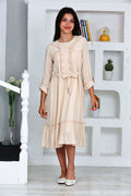 Robe beige TRENDT MODA à manches longues avec volants sur le devant, boutons, fermeture éclair au dos, doublure et ceinture