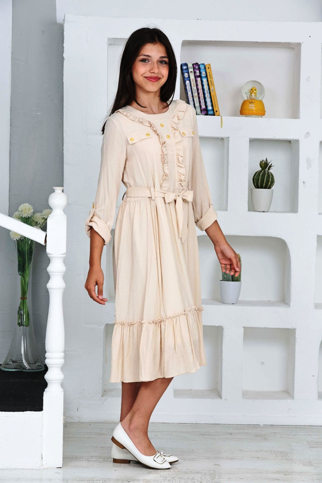 Robe beige TRENDT MODA à manches longues avec volants sur le devant, boutons, fermeture éclair au dos, doublure et ceinture