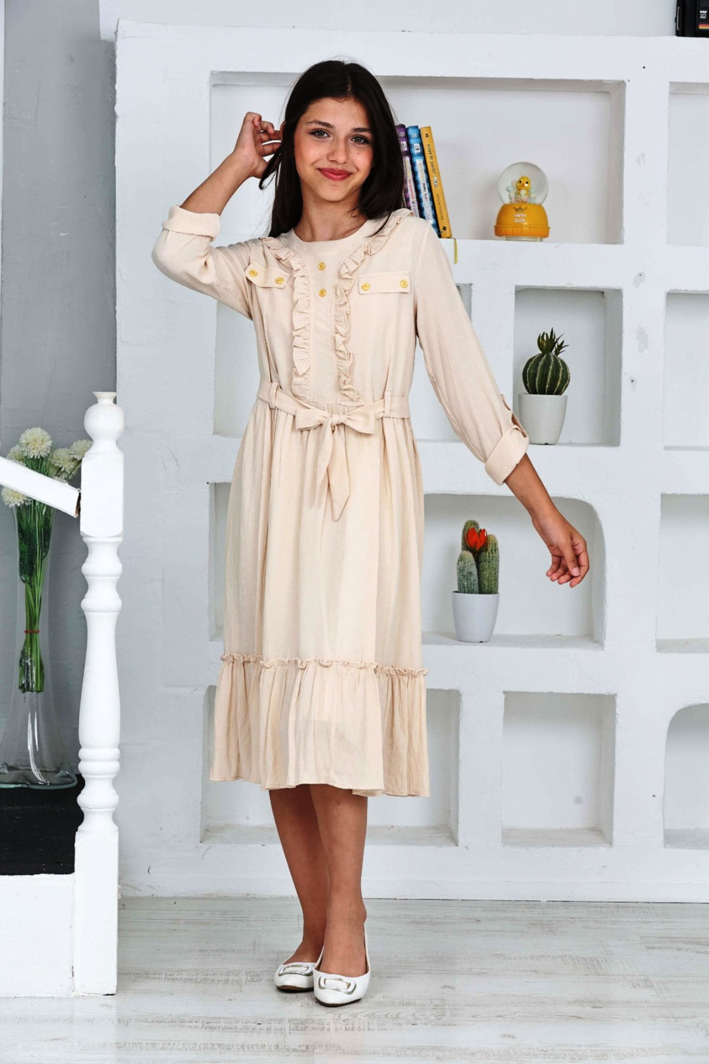 Robe beige TRENDT MODA à manches longues avec volants sur le devant, boutons, fermeture éclair au dos, doublure et ceinture