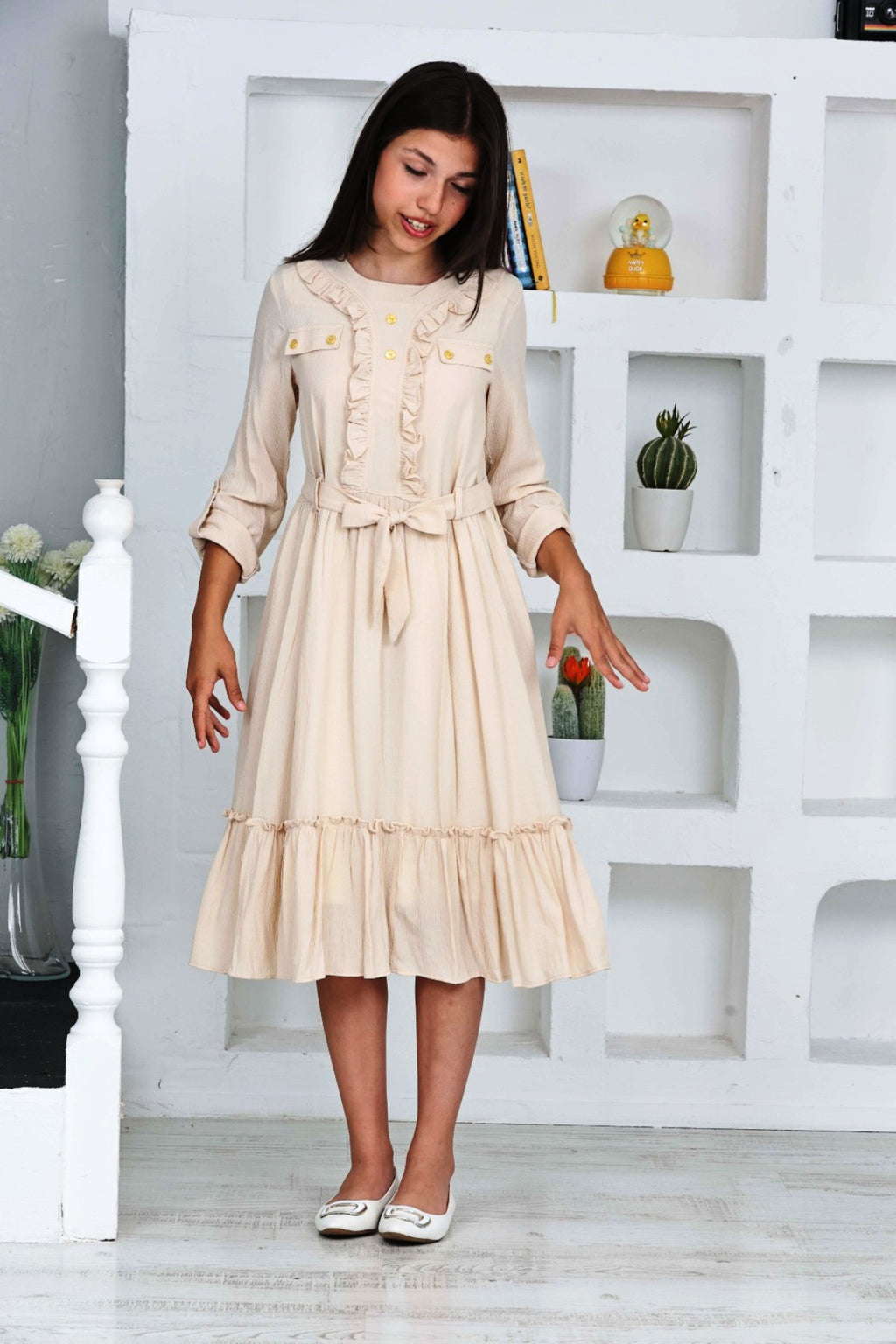Robe beige TRENDT MODA à manches longues avec volants sur le devant, boutons, fermeture éclair au dos, doublure et ceinture