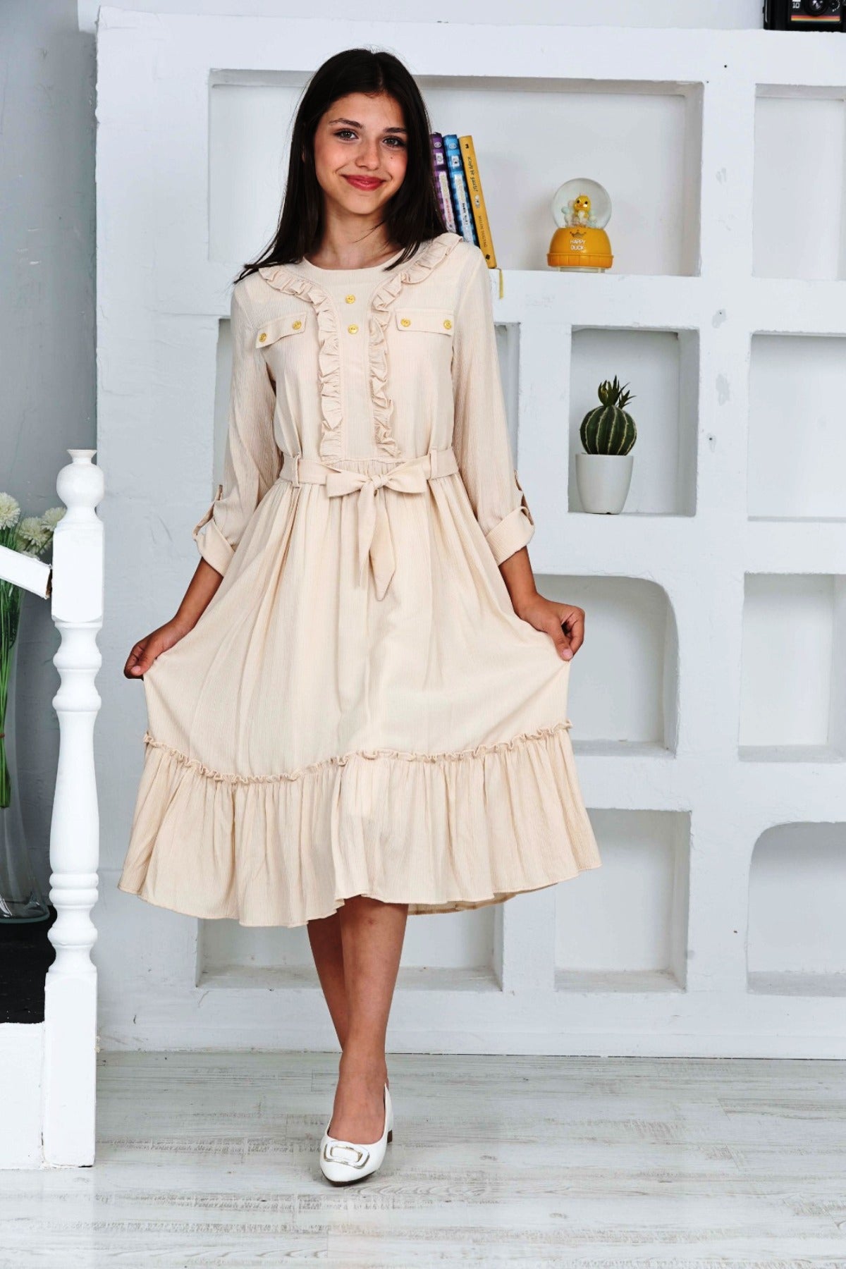 Robe beige TRENDT MODA à manches longues avec volants sur le devant, boutons, fermeture éclair au dos, doublure et ceinture