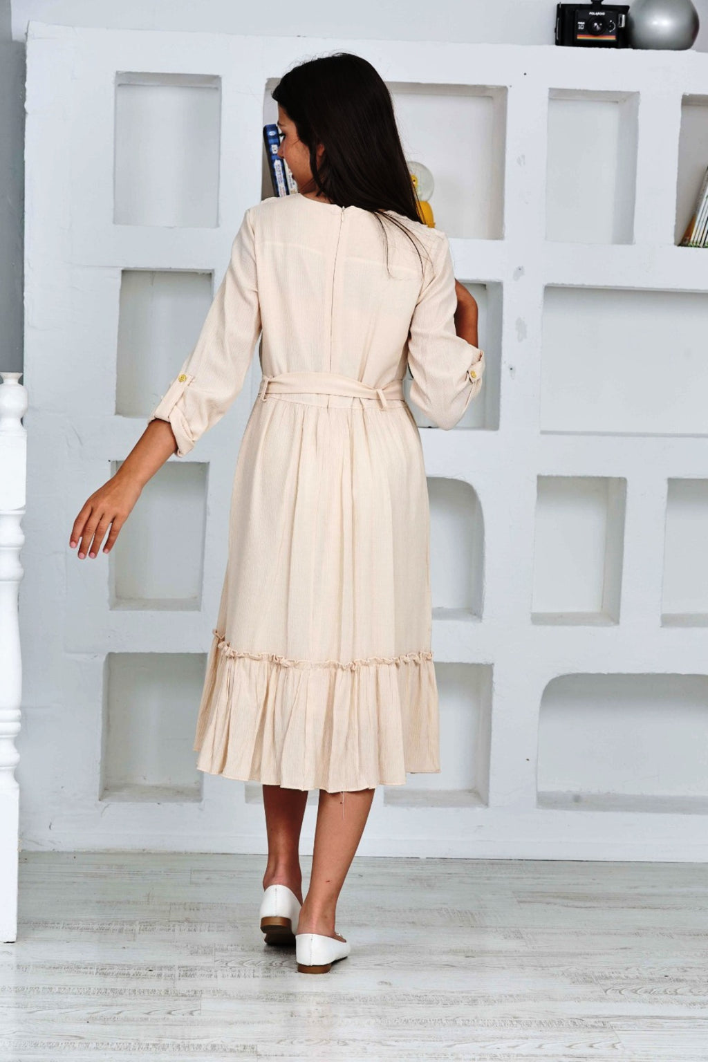 Robe beige TRENDT MODA à manches longues avec volants sur le devant, boutons, fermeture éclair au dos, doublure et ceinture