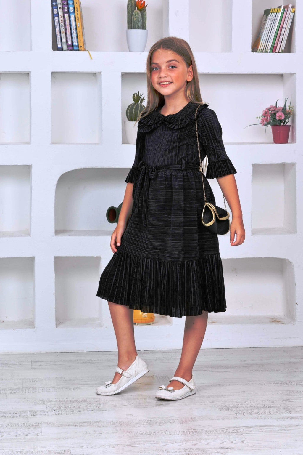 TRENDT MODA KLEID AUS BÜRÜMCÜK-STOFF IN SCHWARZ MIT VOLANTKRAGEN, TASCHE, GÜRTEL, REISSVERSCHLUSS UND FÜTTERUNG