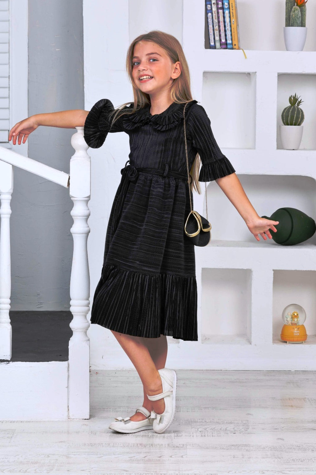 TRENDT MODA KLEID AUS BÜRÜMCÜK-STOFF IN SCHWARZ MIT VOLANTKRAGEN, TASCHE, GÜRTEL, REISSVERSCHLUSS UND FÜTTERUNG
