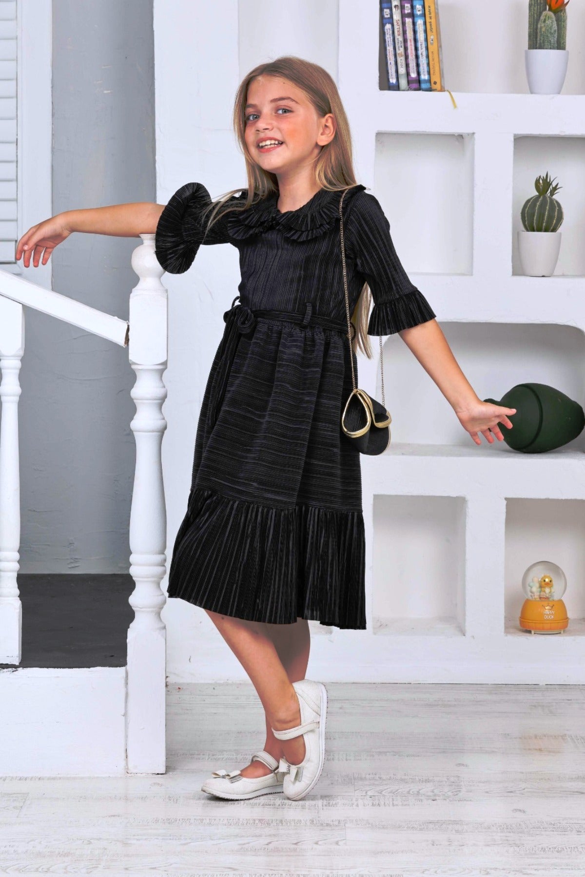 TRENDT MODA KLEID AUS BÜRÜMCÜK-STOFF IN SCHWARZ MIT VOLANTKRAGEN, TASCHE, GÜRTEL, REISSVERSCHLUSS UND FÜTTERUNG