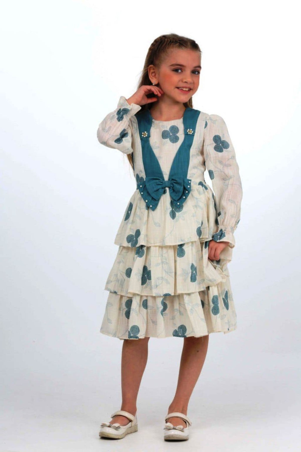TRENDT MODA ÖNÜ FİYONKLU İNCİLİ ASTARLI KREM ÜZERİNE MAVİ ÇİÇEKLİ ELBİSE