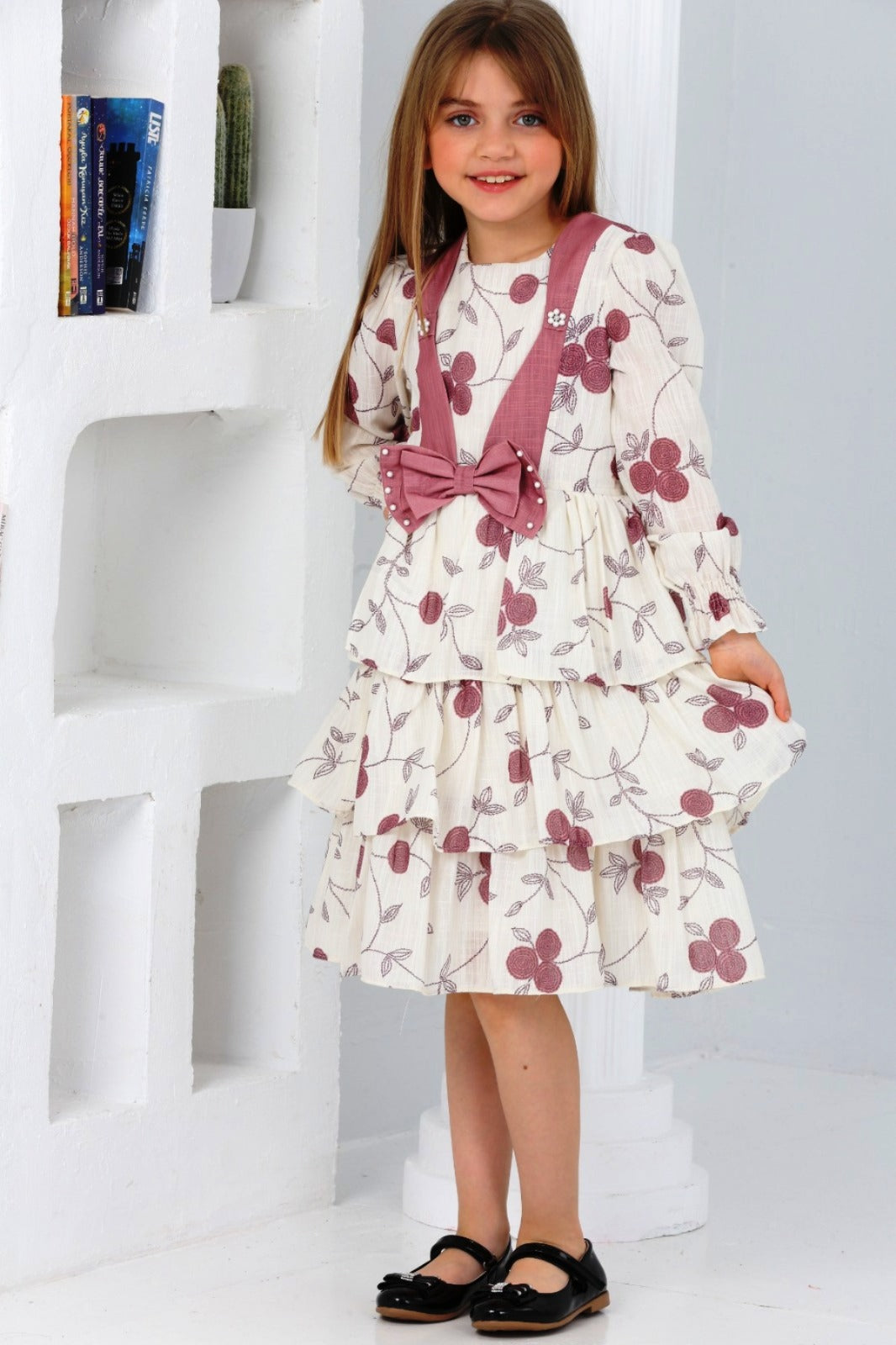 TRENDT MODA ÖNÜ FİYONKLU İNCİLİ ASTARLI KREM ÜZERİNE PEMBE ÇİÇEKLİ ELBİSE