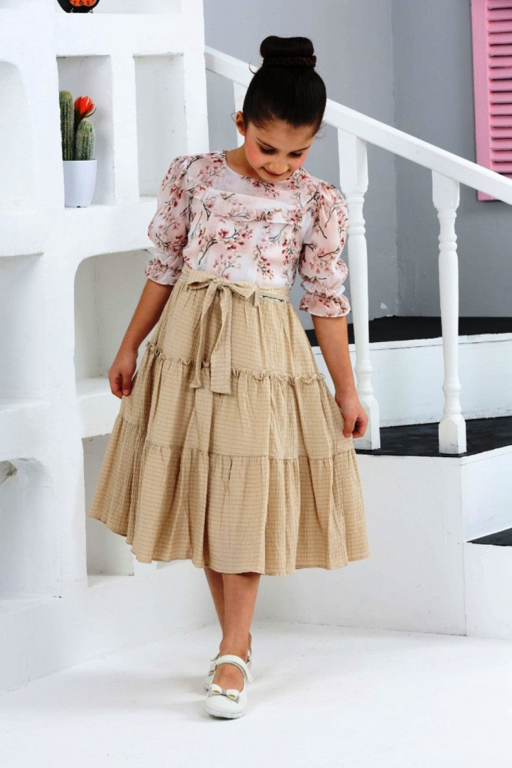 TRENDT MODA ÜSTÜ ÇİÇEKLİ ALTI BÜZ BEJ RENK KUŞAKLI ASTARLI FERMUARLI ELBİSE