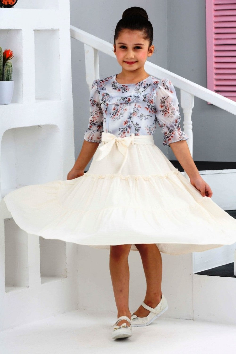 TRENDT MODA ÜSTÜ ÇİÇEKLİ ALTI BÜZ KIREM RENK KUŞAKLI ASTARLI FERMUARLI ELBİSE
