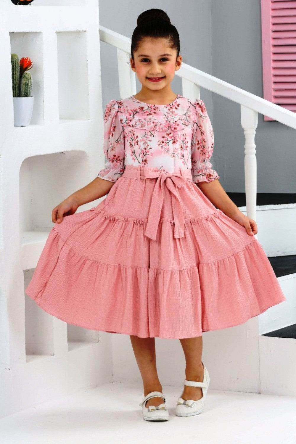 TRENDT MODA ÜSTÜ ÇİÇEKLİ ALTI BÜZ PEMBE  RENK KUŞAKLI ASTARLI FERMUARLI ELBİSE