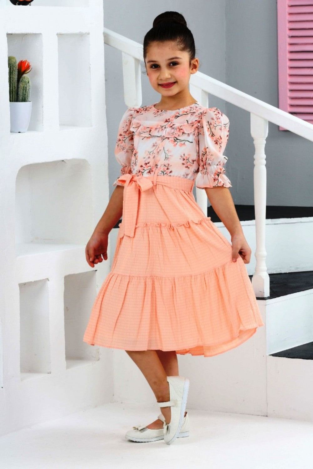 TRENDT MODA ÜSTÜ ÇİÇEKLİ ALTI BÜZ SOMON RENK KUŞAKLI ASTARLI FERMUARLI ELBİSE