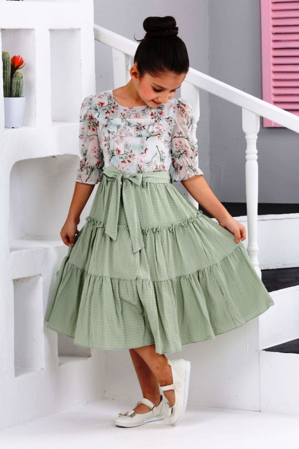 TRENDT MODA ÜSTÜ ÇİÇEKLİ ALTI BÜZ YEŞİL RENK KUŞAKLI ASTARLI FERMUARLI ELBİSE