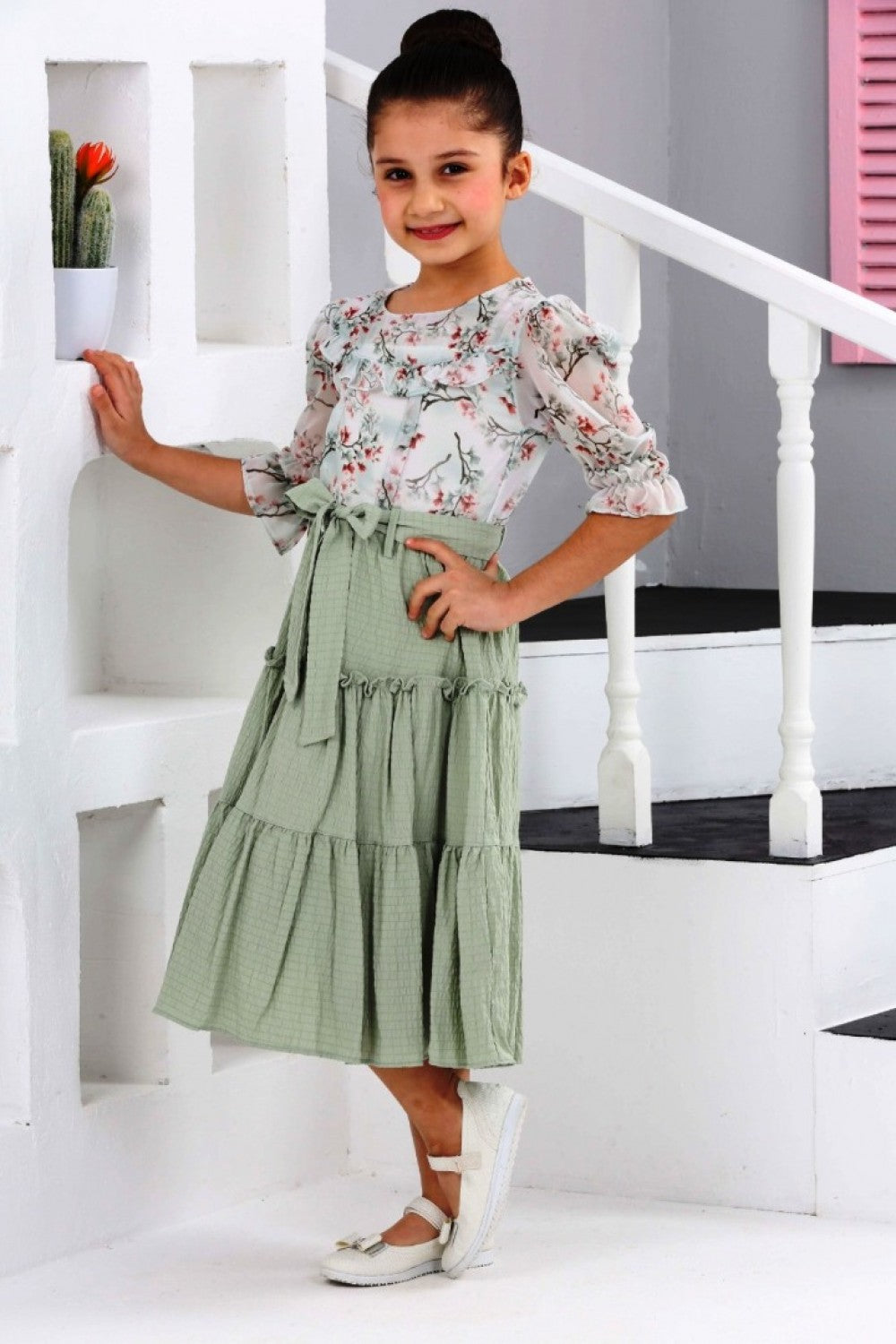 TRENDT MODA ÜSTÜ ÇİÇEKLİ ALTI BÜZ YEŞİL RENK KUŞAKLI ASTARLI FERMUARLI ELBİSE