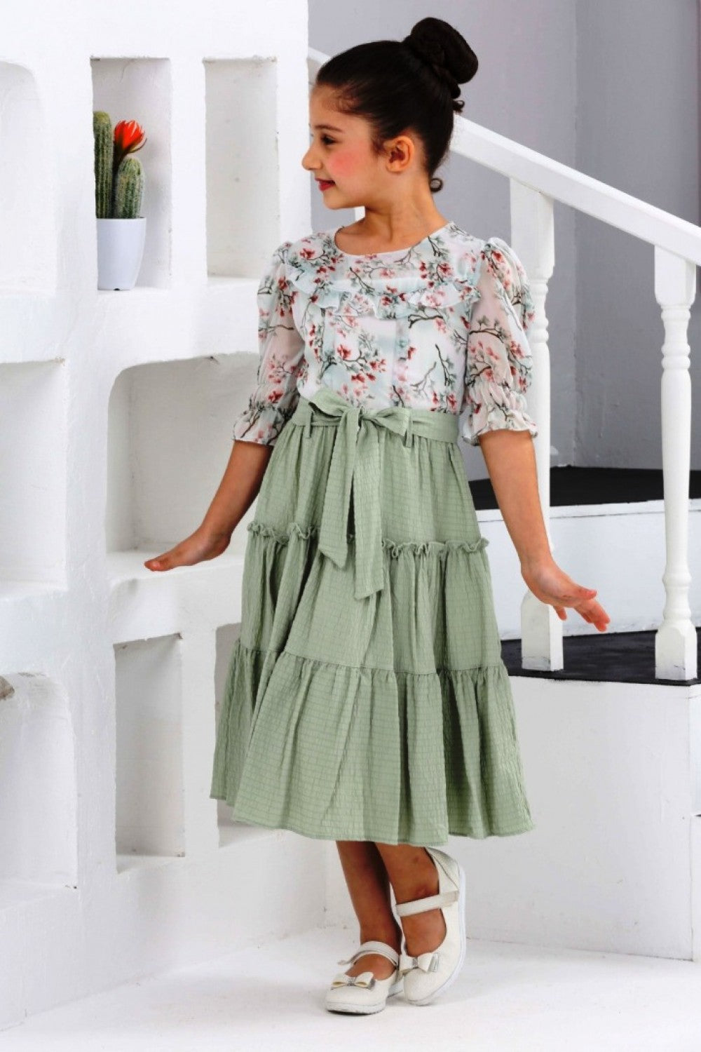 TRENDT MODA ÜSTÜ ÇİÇEKLİ ALTI BÜZ YEŞİL RENK KUŞAKLI ASTARLI FERMUARLI ELBİSE
