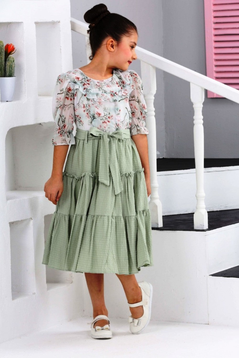 TRENDT MODA ÜSTÜ ÇİÇEKLİ ALTI BÜZ YEŞİL RENK KUŞAKLI ASTARLI FERMUARLI ELBİSE