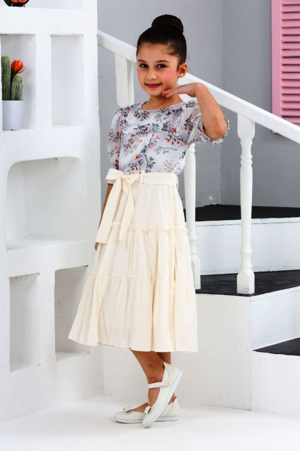 TRENDT MODA ÜSTÜ ÇİÇEKLİ ALTI BÜZ KIREM RENK KUŞAKLI ASTARLI FERMUARLI ELBİSE