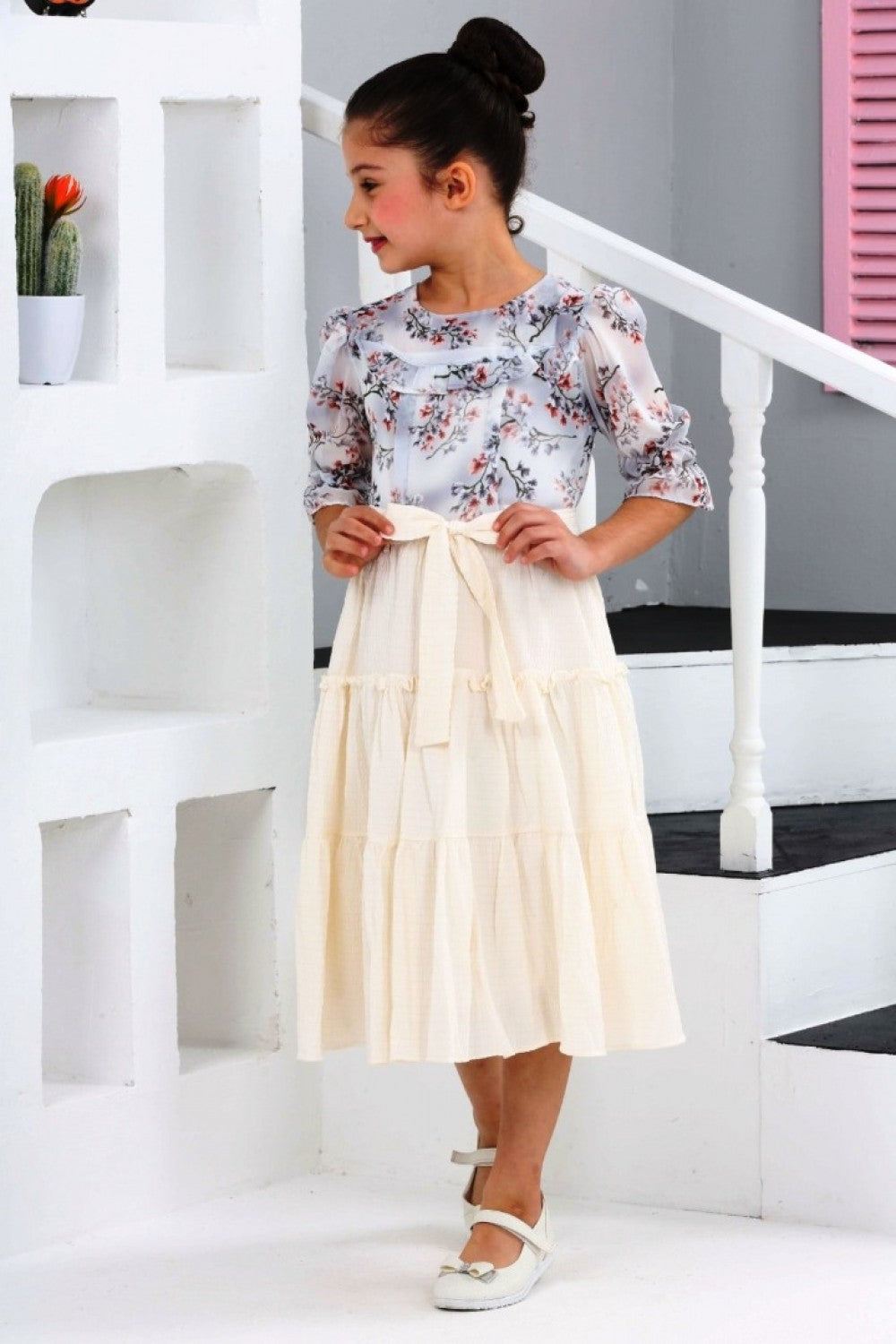 TRENDT MODA ÜSTÜ ÇİÇEKLİ ALTI BÜZ KIREM RENK KUŞAKLI ASTARLI FERMUARLI ELBİSE