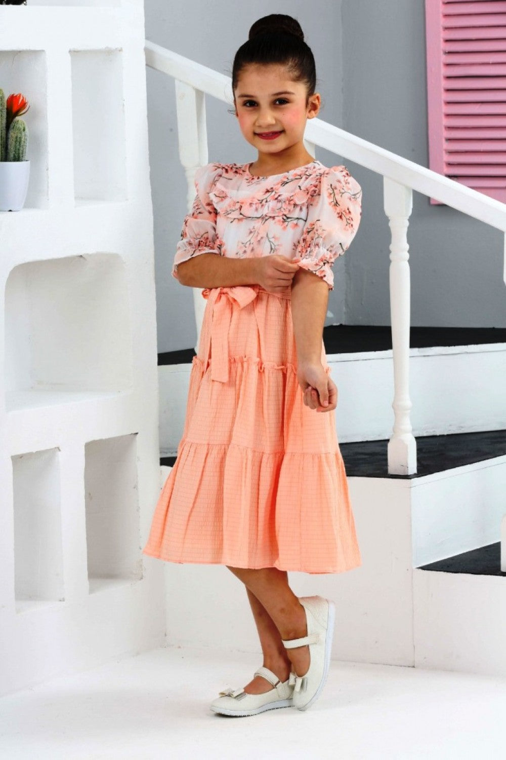 TRENDT MODA ÜSTÜ ÇİÇEKLİ ALTI BÜZ SOMON RENK KUŞAKLI ASTARLI FERMUARLI ELBİSE