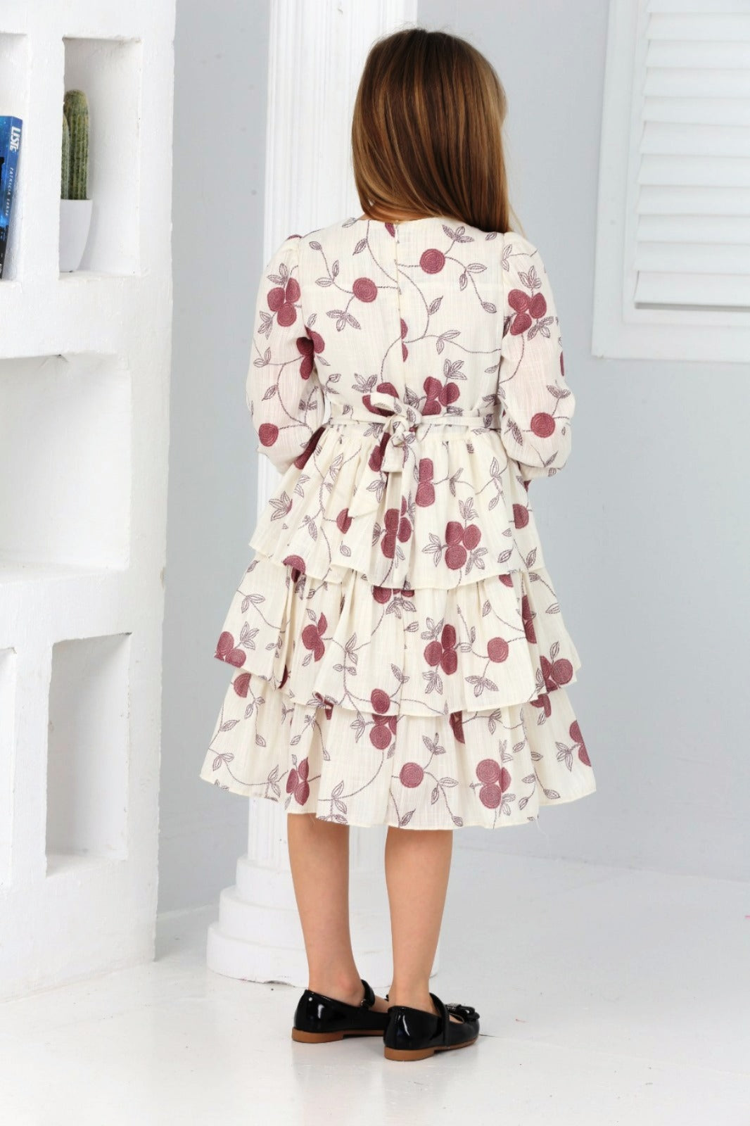 TRENDT MODA ÖNÜ FİYONKLU İNCİLİ ASTARLI KREM ÜZERİNE PEMBE ÇİÇEKLİ ELBİSE