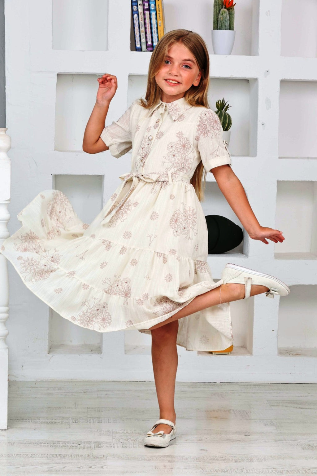TRENDT MODA KLEID AUS LEINENSTOFF MIT BLUMENMUSTER, VORNE MIT KNÖPFEN, FÜTTERUNG UND GÜRTEL