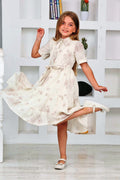 TRENDT MODA KLEID AUS LEINENSTOFF MIT BLUMENMUSTER, VORNE MIT KNÖPFEN, FÜTTERUNG UND GÜRTEL