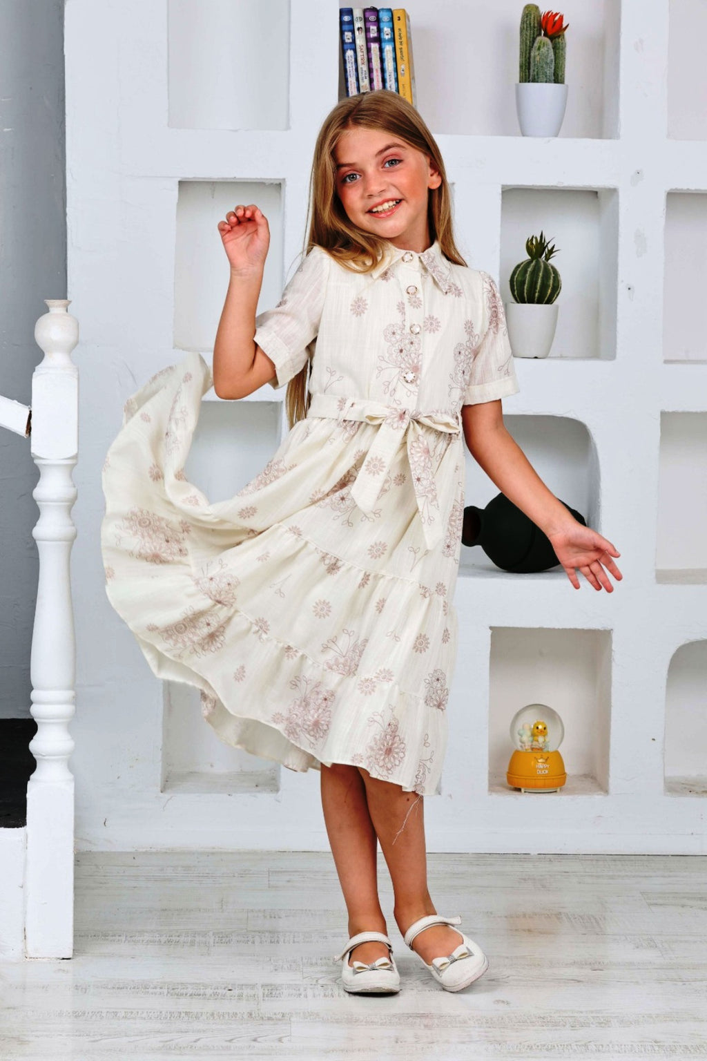 TRENDT MODA KLEID AUS LEINENSTOFF MIT BLUMENMUSTER, VORNE MIT KNÖPFEN, FÜTTERUNG UND GÜRTEL