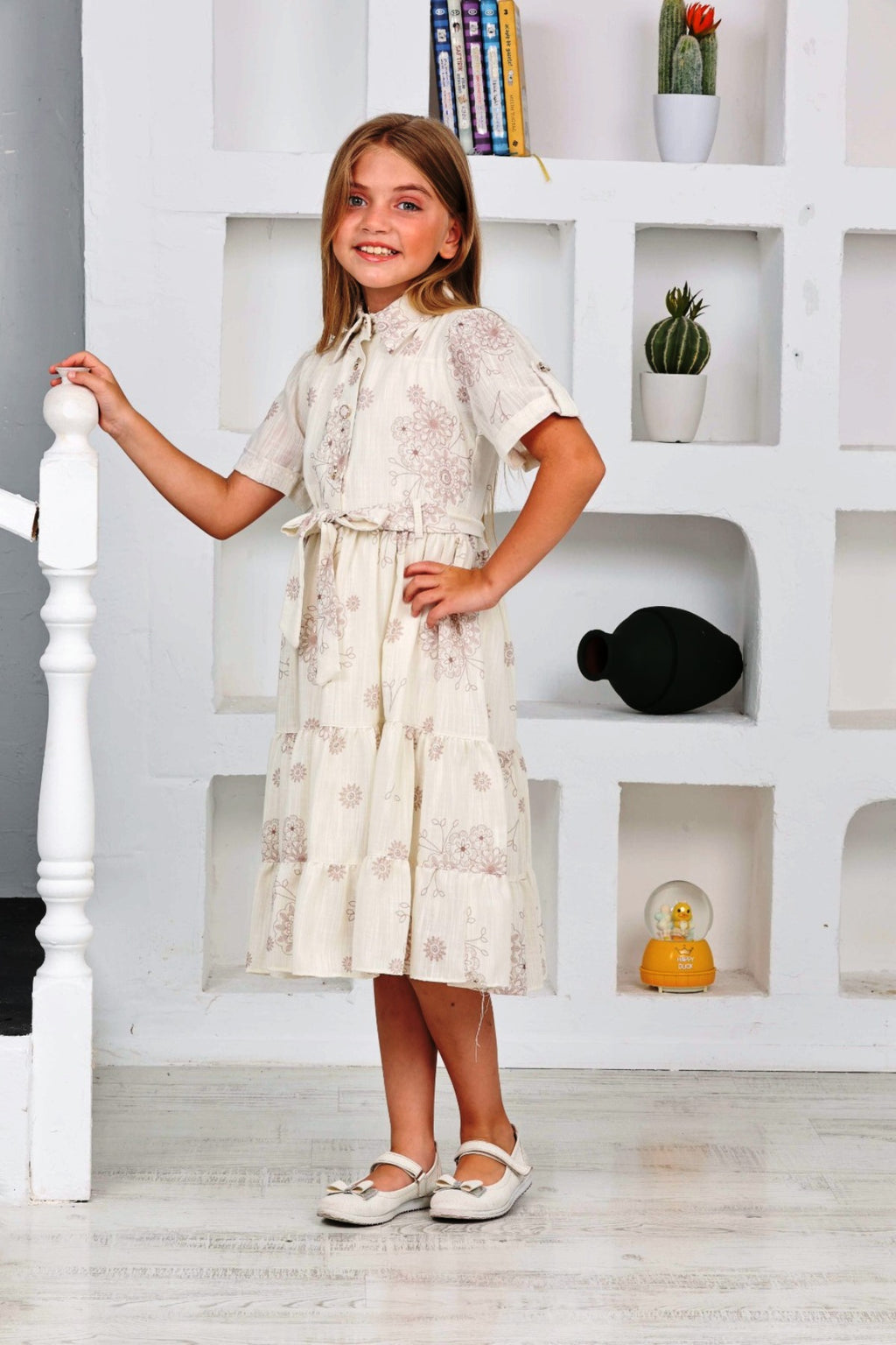 TRENDT MODA KLEID AUS LEINENSTOFF MIT BLUMENMUSTER, VORNE MIT KNÖPFEN, FÜTTERUNG UND GÜRTEL