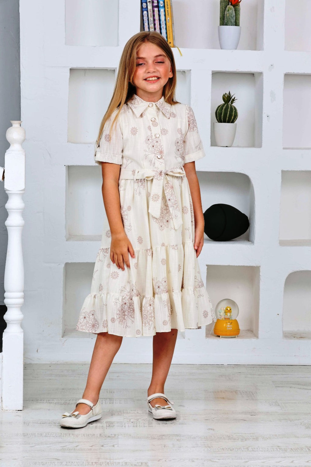 TRENDT MODA KLEID AUS LEINENSTOFF MIT BLUMENMUSTER, VORNE MIT KNÖPFEN, FÜTTERUNG UND GÜRTEL