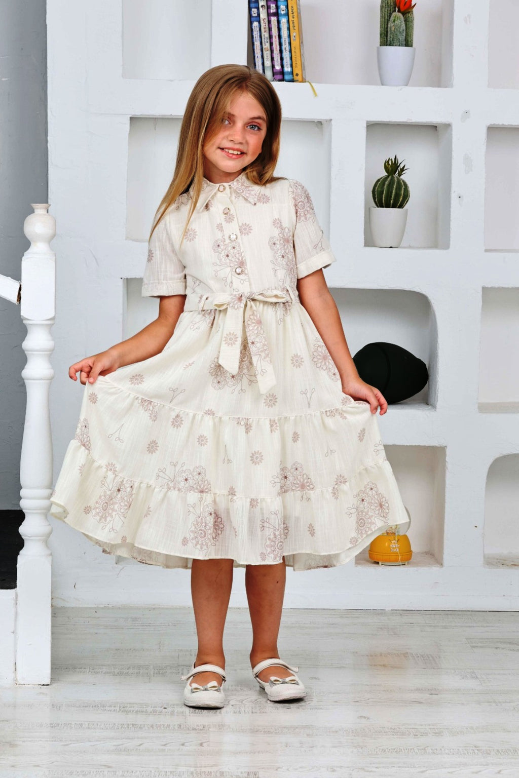 TRENDT MODA KLEID AUS LEINENSTOFF MIT BLUMENMUSTER, VORNE MIT KNÖPFEN, FÜTTERUNG UND GÜRTEL